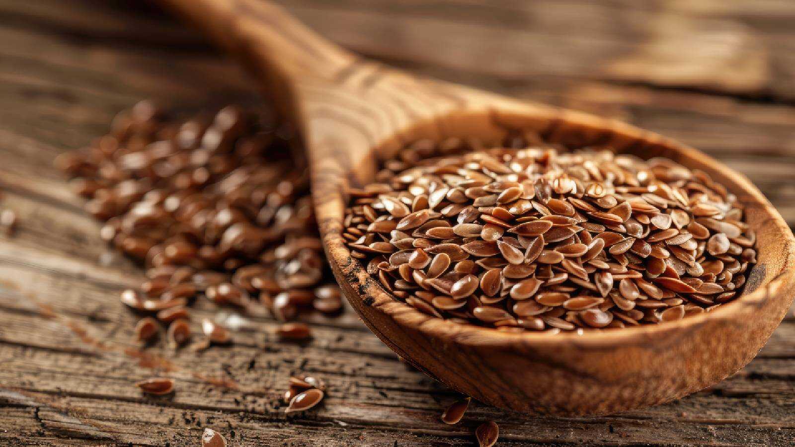 A spoon of flaxseeds
